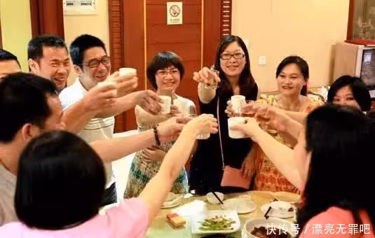 同學聚會「1頓飯吃了5萬塊」！請客的同學中途結賬走了　散場時服務員問「誰結賬？」同學們瞬間翻臉