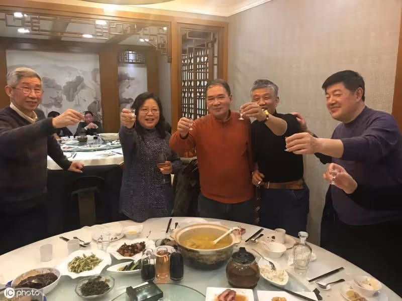 同學聚會「1頓飯吃了5萬塊」！請客的同學中途結賬走了　散場時服務員問「誰結賬？」同學們瞬間翻臉