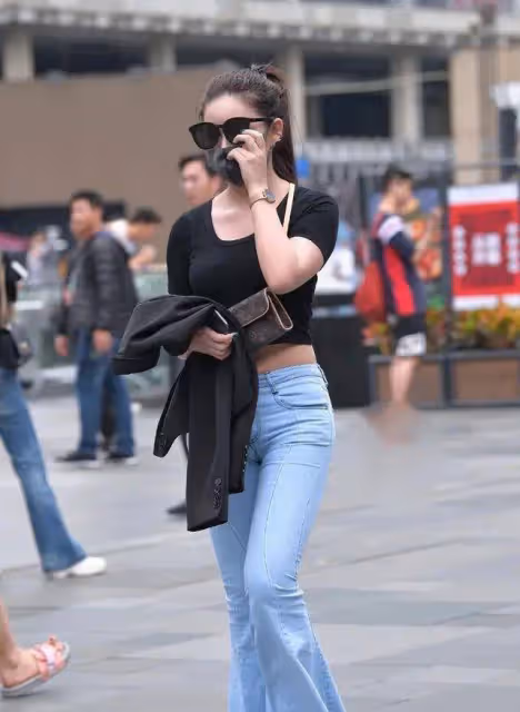 緊身的瑜伽褲只有自信的小姐姐才敢穿，不裝嫩不顯老，襯托氣質