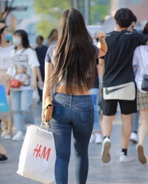 緊身的瑜伽褲只有自信的小姐姐才敢穿，不裝嫩不顯老，襯托氣質