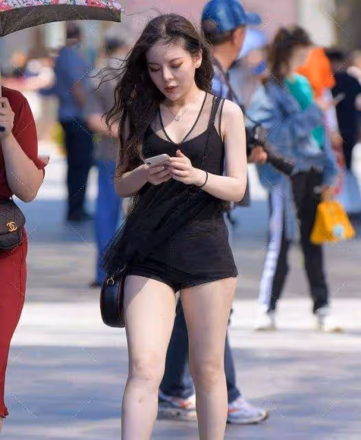 緊身的瑜伽褲只有自信的小姐姐才敢穿，不裝嫩不顯老，襯托氣質