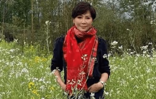 劉嘉玲曬油菜地照片，戴紅色圍巾很接地氣，和普通大媽沒區別