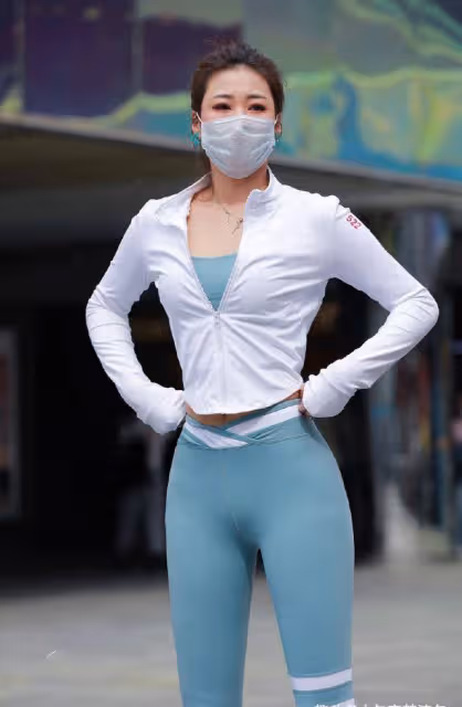 出現了一股新的潮流，叫穿緊身瑜伽褲逛街，時尚又吸睛