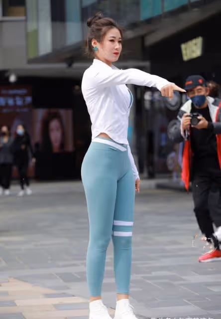 出現了一股新的潮流，叫穿緊身瑜伽褲逛街，時尚又吸睛
