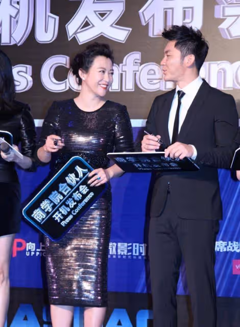 郝蕾不怕身材發胖，穿緊身亮片裙現身活動，帶點肉感真大氣