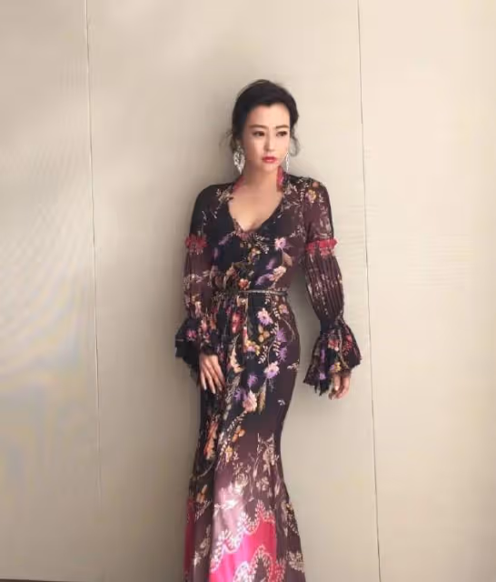 郝蕾不怕身材發胖，穿緊身亮片裙現身活動，帶點肉感真大氣