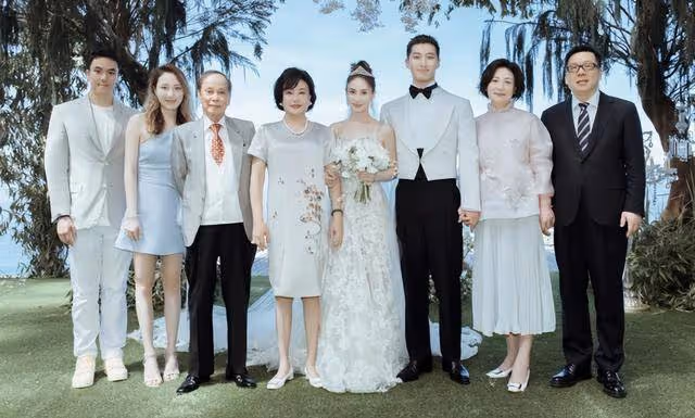 竇驍真的高攀了？與何超蓮舉辦豪華婚禮，男方卻被嘲「嫁」豪門