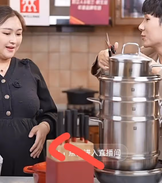 張蘭吐槽品牌方,女員工懷孕8個月仍站台直播,揚言要是她准被罵