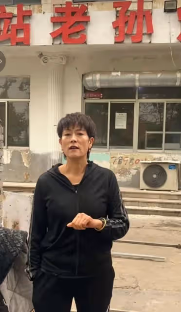 淄博老闆娘因多收9元被指責,她卻公開要求對方道歉,真相如何?