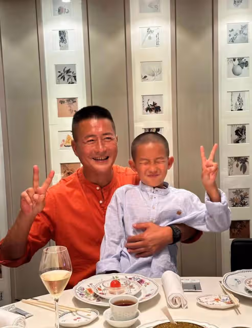 江珊前夫曬全家福！與小16歲富豪老婆喝得滿臉通紅，7歲兒子似爸