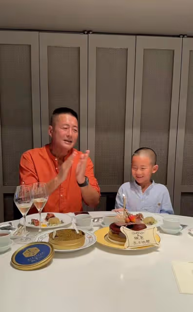 江珊前夫曬全家福！與小16歲富豪老婆喝得滿臉通紅，7歲兒子似爸