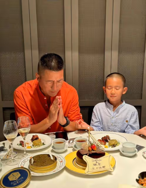 江珊前夫曬全家福！與小16歲富豪老婆喝得滿臉通紅，7歲兒子似爸