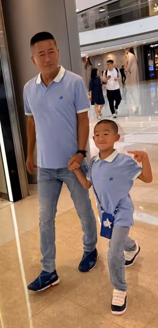 江珊前夫曬全家福！與小16歲富豪老婆喝得滿臉通紅，7歲兒子似爸