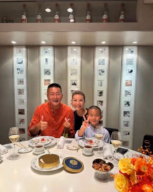 江珊前夫曬全家福！與小16歲富豪老婆喝得滿臉通紅，7歲兒子似爸