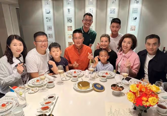 江珊前夫曬全家福！與小16歲富豪老婆喝得滿臉通紅，7歲兒子似爸