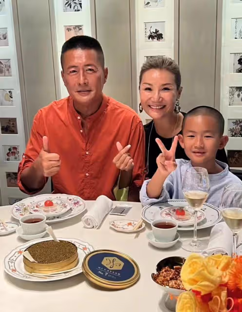 江珊前夫曬全家福！與小16歲富豪老婆喝得滿臉通紅，7歲兒子似爸