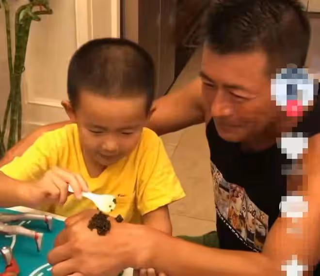 江珊前夫曬全家福！與小16歲富豪老婆喝得滿臉通紅，7歲兒子似爸