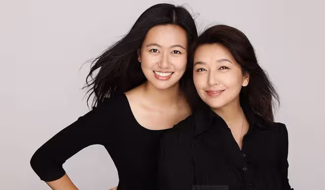 江珊前夫曬全家福！與小16歲富豪老婆喝得滿臉通紅，7歲兒子似爸