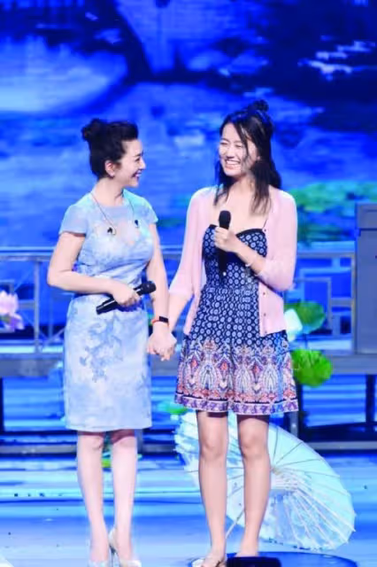江珊前夫曬全家福！與小16歲富豪老婆喝得滿臉通紅，7歲兒子似爸