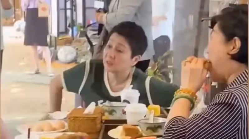 梁安琪現身內地小館！和閨蜜吃12元早餐太節約，打扮普通氣質大變
