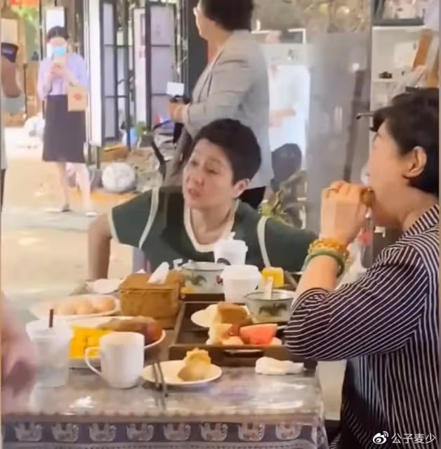 梁安琪現身內地小館!和閨蜜吃12元早餐太節約,打扮普通氣質大變