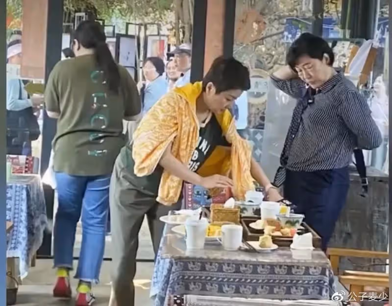 梁安琪現身內地小館!和閨蜜吃12元早餐太節約,打扮普通氣質大變