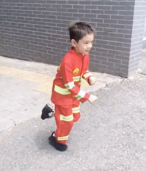 霍思燕曬兒子變裝視頻,嗯哼從5歲「穿越」到9歲,穿消防服正氣凜然