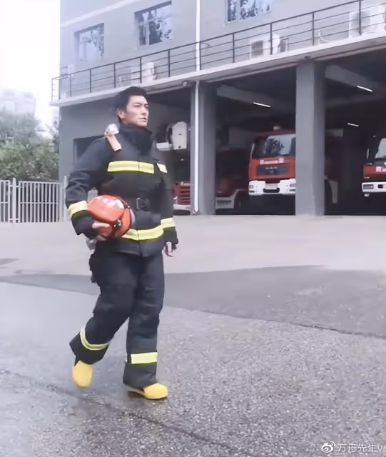 霍思燕曬兒子變裝視頻,嗯哼從5歲「穿越」到9歲,穿消防服正氣凜然