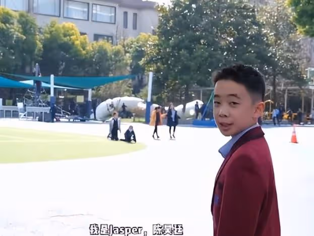 陳小春9歲兒子引爭議！被指替貴族學校做宣傳，曝一年學費要30萬