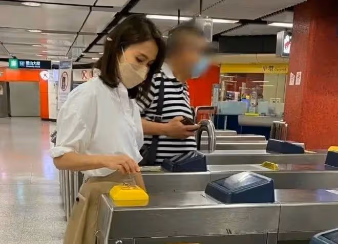 港星文詠珊上海擠地鐵,全身奢牌超5萬,素顏疲憊富豪老公未現身