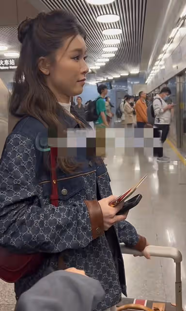 港星文詠珊上海擠地鐵,全身奢牌超5萬,素顏疲憊富豪老公未現身