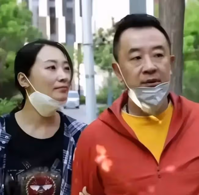 狂飆程程與黃海波罕秀恩愛,臉僵疑整容模樣大變,曾哭著感謝老公
