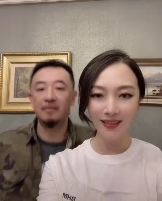 狂飆程程與黃海波罕秀恩愛,臉僵疑整容模樣大變,曾哭著感謝老公
