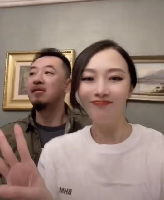 狂飆程程與黃海波罕秀恩愛,臉僵疑整容模樣大變,曾哭著感謝老公