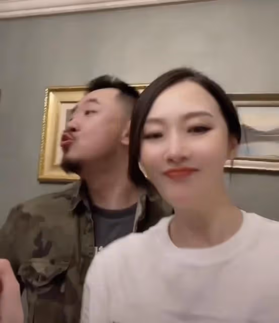 狂飆程程與黃海波罕秀恩愛,臉僵疑整容模樣大變,曾哭著感謝老公