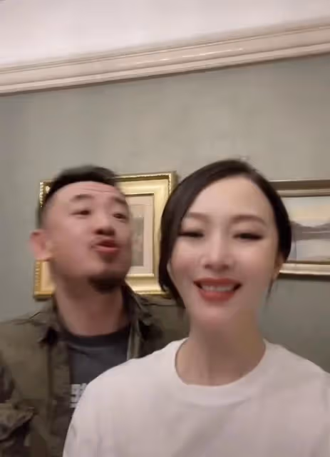 狂飆程程與黃海波罕秀恩愛,臉僵疑整容模樣大變,曾哭著感謝老公