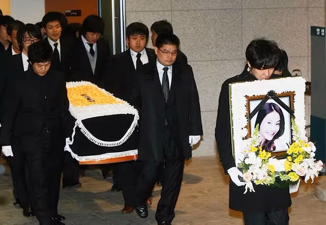 韓國娛樂業的陰暗面:從特殊服務合同到令人震驚的自殺