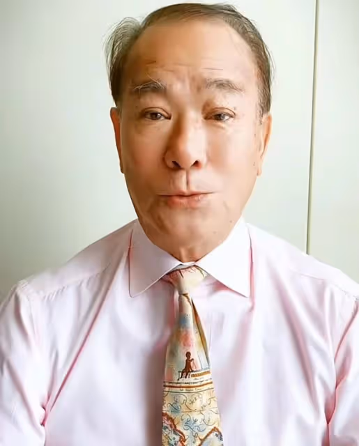 周星馳恩師回國撈金!70歲牙齒髮黑疑抽菸過多,被曝代言費幾萬元