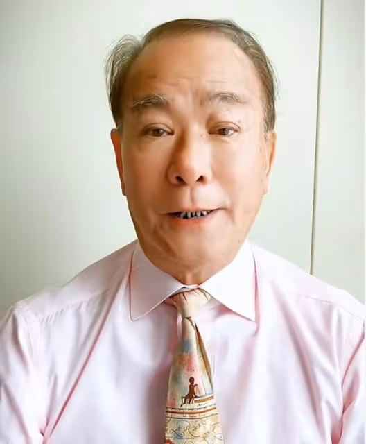 周星馳恩師回國撈金!70歲牙齒髮黑疑抽菸過多,被曝代言費幾萬元