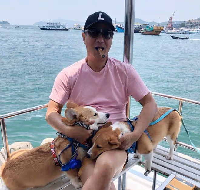 周星馳恩師回國撈金!70歲牙齒髮黑疑抽菸過多,被曝代言費幾萬元