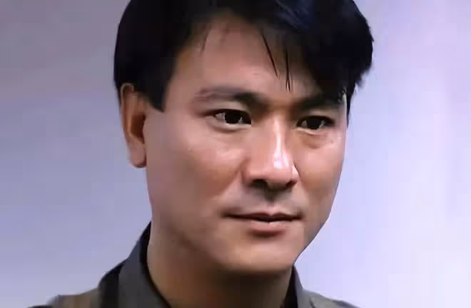 周星馳恩師回國撈金!70歲牙齒髮黑疑抽菸過多,被曝代言費幾萬元