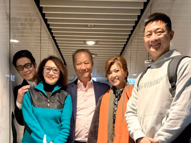 周星馳恩師回國撈金!70歲牙齒髮黑疑抽菸過多,被曝代言費幾萬元