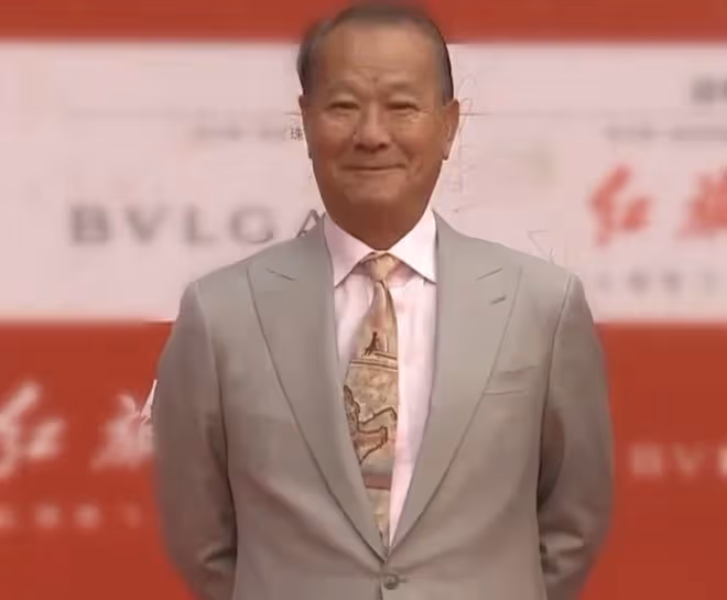周星馳恩師回國撈金!70歲牙齒髮黑疑抽菸過多,被曝代言費幾萬元