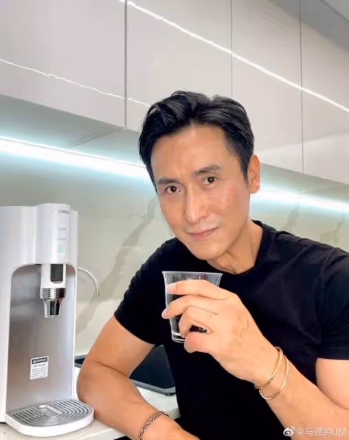 TVB視帝攜妻子現身慈善活動!自曝支持兒子入行,新劇與陳煒合作