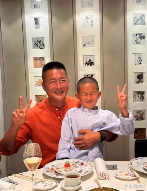 59歲高曙光慶生,小16歲嬌妻和兒子一同出鏡,萬元魚子醬當飯吃