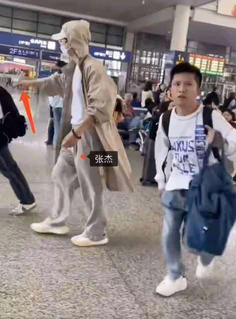 張傑謝娜機場被路人拍照,助理跳起打手機態度凶,評價兩極分化
