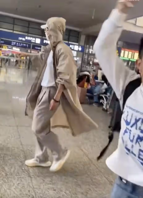 張傑謝娜機場被路人拍照,助理跳起打手機態度凶,評價兩極分化