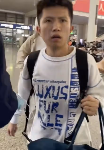 張傑謝娜機場被路人拍照,助理跳起打手機態度凶,評價兩極分化