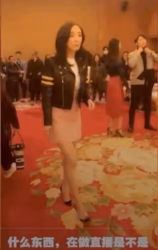 張傑謝娜機場被路人拍照,助理跳起打手機態度凶,評價兩極分化