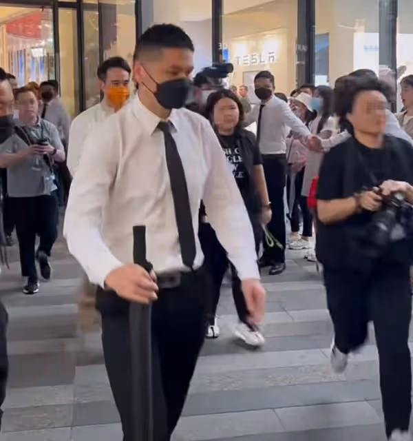 TVB視帝陳豪內地商演陣仗大!近20名保鏢護送入場,大媽興奮尖叫